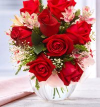 8 Red Roses in Vase