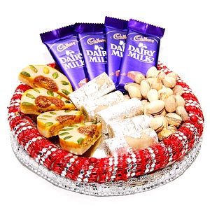 Kaju Roll and 4 Dairy Milk 250 Gms Pista in Tray